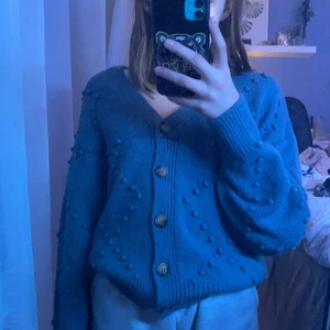 Stickad tröja - En jättefin blå stickad tröja i storlek M. Jag har aldrig använt den, därför säljer jag den! Jag har vanligtvis storlek Xs/S och denna är stor för mig. Så den kommer nog passa perfekt på någon som har storlek M! 