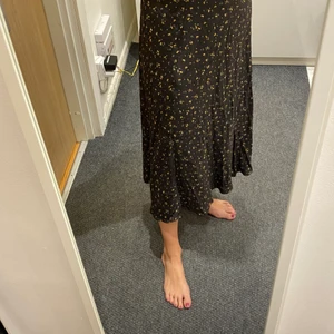 HM maxi skirt blak and yellow - NOW AVAILABLE ON SHOP. TAG STILL HANGING. 