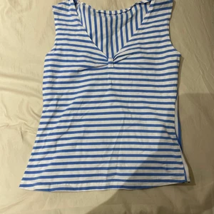 Randig topp - Blå & vit randig topp med detlj, använd fåtal gånger 