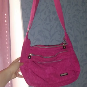 .  - En väska, det är inte stor och inte liten alltså mellan, kan inte skicka den med posten, kan mötas upp i Linköping ❤️