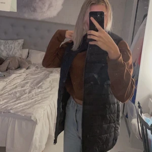Svart väst - SÅÅ SNYGG och Oanvänd svart jack&jones väst då jag har en annan, storlek 176 och sitter oversized på mig som är en S❣️ köpt för runt 500 Säljer för 170+frakt❤️ Passar både killar och tjejer! 