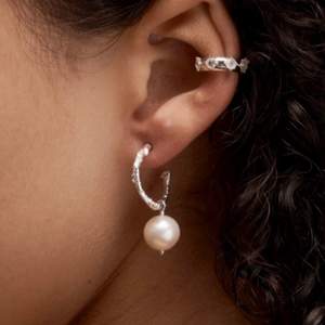 Pierced pearl örhänge från Maria Nilsdotter i silver, i nyskick💞Slutsålt i butiken och kostar 1600, säljer för 700😇 Bud på 900🙏🏽