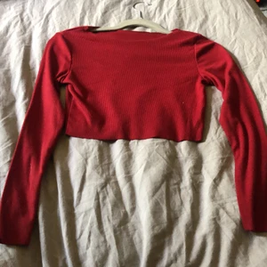 Röd croppad långärmad tröja. - Skönt material storlek S.