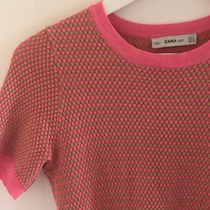 Zara topp - Söt zara tröja som jag köpte här på plick. Som ny!! Sista bilden är lånad💞