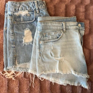 Två shorts från hm  - En låg midjad och en hög midjad shorts från hm. De mörk blåa är 36 och den andra i storlek 38. De är korta där framme och längre där bak. Båda för 100 kr eller en för 40 kr 