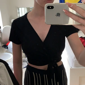 Omlott tröja - En omlott tröja som man kan knyta lita hur man själv vill. Jättefin! Kontakta mig vid frågor och andra funderingar 🤍