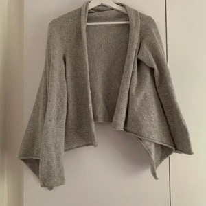 HUNKY DORY-kofta i strl M, GRÅ - Fin grå kofta som går att knäppa omlott från HUNKY DORY, strl M.