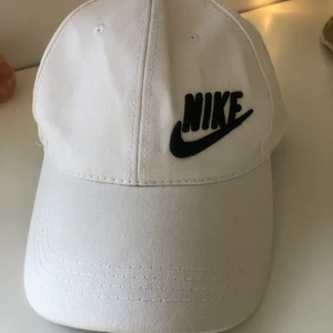 Keps - vit nike keps som inte kommer till användning. köpare står för frakt:)