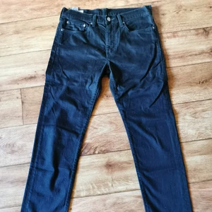 Levis 502 w31l34 - Hej säljer nu mina levis då jag insåg att dem inte passar mig, de är i väldigt fint skick fortfarande och färgen är fortfarande lika fin svart, inge stora skavanker mer än LITE skav på gylfen 
