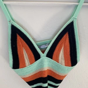 topp zara - säljer denna skitsnygga topp från zara då den inte satt så bra på mig. jättefin nu till sommarn, helt oanvänd endast testad med lappen kvar💕 köparen står för frakten, BUDA!!!