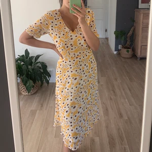 Sommarklänning, ICHI, 36 - En oanvänd sommarklänning från ICHI, nypris 599:-, men säljer för 200:-. Säljs pga kommer ej till användning. Köparen står för frakten. 