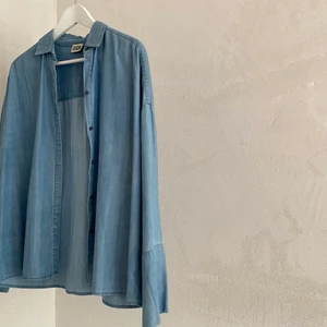 Jeansfärgad skjorta - En jättefin skjorta från Twist & Tango. Breda armar med en slits längst ner. Storlek 34. Jeansfärgad, tunn, perfekt en varm sommardag. Obs inte jeanstyg!! 