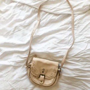 Sommarväska  - En väska köpt i London för några år sedan! Fin till en sommarklänning 🌸✨