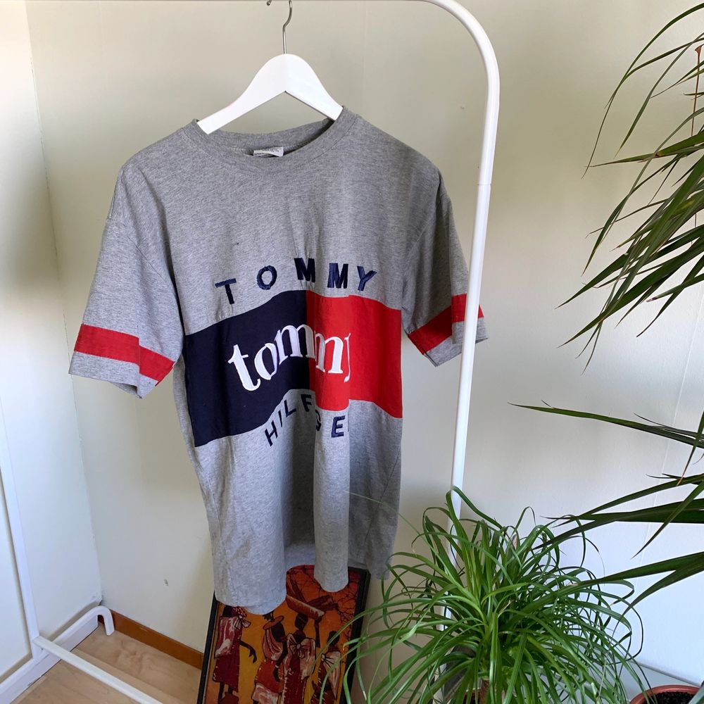 Säljer en Vintage Tommy Hilfiger Tshirt  Storlek L Den är i vintage form men jätte bra skick. Förutom en liten fläck på baksidan. Modellen är 170cm  #diviinethrift #vintage #röd #sommar #streetwear. T-shirts.