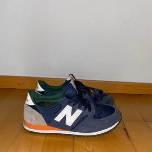 New Balance sneakers - Mörkblå new balance sneakers, i gott skick