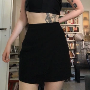 Svart kjol - Kjol som går omlott från Gina tricot 💞 säljer för att den är för stor då min dump truck har försvunnit. passar en M och på första bilden håller jag upp den för att visa hur den ska sitta!!