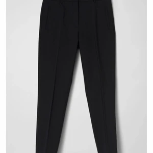 Kostymbyxor från STOCKHLM svarta & vita  - Har två par kostymbyxor från MQ (STOCKHLM) i strlk 38. Jättefina och knappt använda. Säljer pga för stora. 250 kr styck eller båda för 400