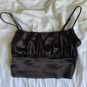  Brunt linne  - Säljer detta trendiga bruna linne ifrån hm, strl s! Säljer pga för stort, kan även byta mot ett likadant i strl xs☺️ frakt 24kr⚡️