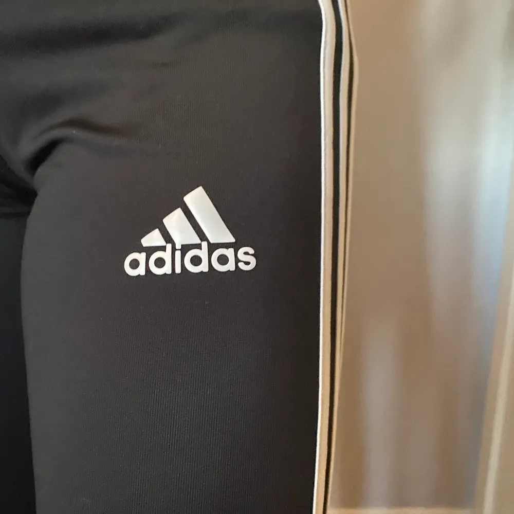 Svarta Adidasbyxor att ha när man tränar eller att bara ha i vanliga fel. Skönt material i strl 146/152. frakt ingår. Tvättar såklart innan frakt.. Jeans & Byxor.