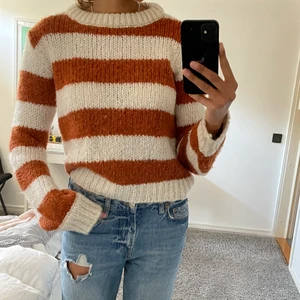 Stickad tröja  - Säljer denna superfina tröja från Chiquelle i storlek S. Använt ett fåtal gånger så tröjan är i mycket bra skick💕 Pris: 150 + frakt