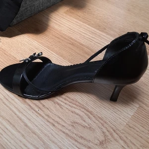 Svarta enkla klackskor med silvriga diamanter på - Oanvända svarta skinnskor från Bianco fpotwear i storlek 40