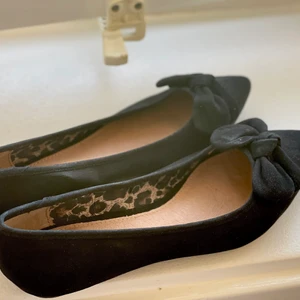 Nya Ballerina skor - Söta ballerina skor i svart mocka - aldrig använda. 