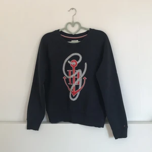 Tommy hilfiger tröja Gigi Hadids kollektion stl s - Jättefin Tommy hilfiger tröja från Gigi Hadids kollektion💙superfint skick, i stl s men skulle även passa xs. Kontakta gärna mig vid frågor eller fler bilder💞frakt blir runt 66kr, kan samfraktar om man är intresserad av mina andra annonser. Kan även hämtas i Täby😊