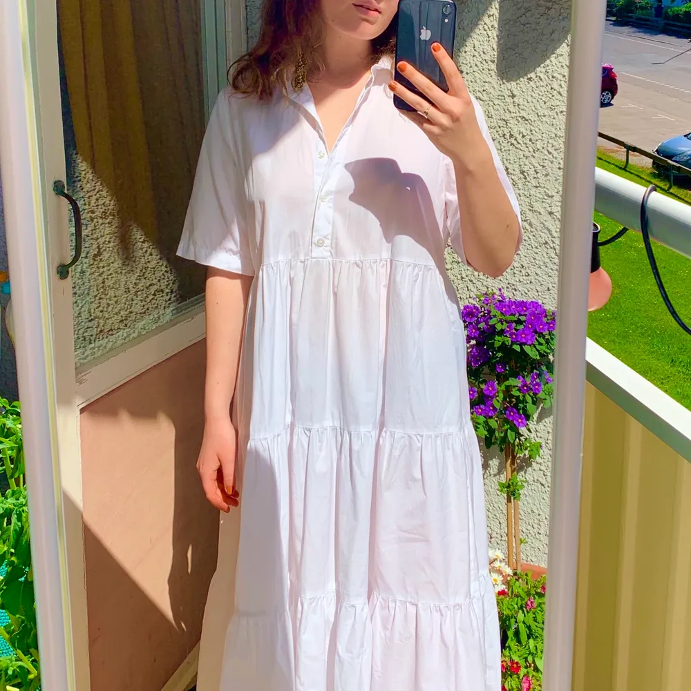 Supergullig vit klänning från Monki! Använd endast 2 gånger! Luftig och skön nu på sommaren! Fin att styla med hårband, smycken eller andra accessoarer!. Klänningar.