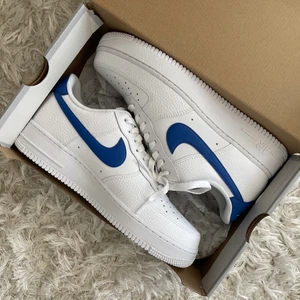 Nike Air Force 1 - Säljer dessa sprillans nya Nike Air Force 1, slutsålda och i originalförpackning! Säljer pga fick fel storlek, det står 42 på lådan men skorna är i storlek 43. Helt oanvända. Så snygga, funkar till både dam och herr. Royal Blue. Köpte för 1050 säljer för 900!