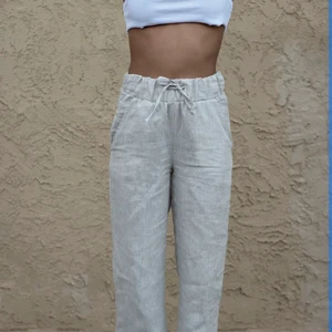 Linen pants A-dsgn  - Säljer ett par oanvända (endast testade) linnebyxor från A-dsgn då jag köpte två par och de andra passade mig bättre! Sitter superfint i längd på mig som är 174cm, nästan så de är snäppet för långa. Går enkelt att sy upp dock. 