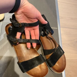Svarta sandaler i läder, storlek 41 - Svarta lädersandaler i storlek 41. Mycket gott skick, använda ett fåtal gånger.