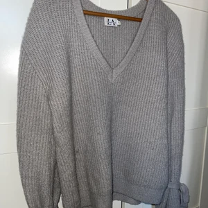 NAKD stickad tröja  - Stickad tröja från Linn Ahlborg’s kollektion med NAKD i storlek XS men något större i storlek! Rosetter på armarna som går att spänna 