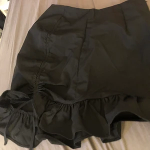 Svart kjol - Säljer pgr utav att den inte kommer till användning, sitter jätte fint och är super gullig. Är som sprillans ny
