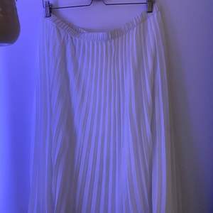 Säljer min vita veckade kjol jag köpte från H&M förra sommaren. Endast använd en gång, säljer då den var för stor för mig❣️ den har resår i midjan & en extra ”kjol” under så den ute är genomskinlig. Köpte för 299kr säljer för 200kr + frakt🤍