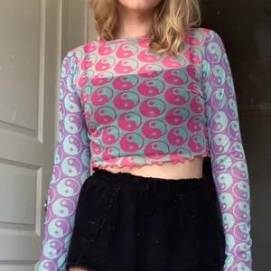 Cool yin och yang genomskinlig tröja - Färglad, coachella vibe genomskinlig tröja. Storlek: M. Använt en gång. 