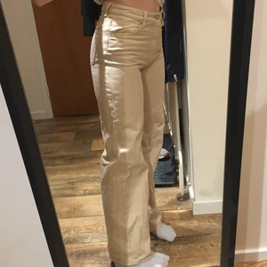 Monki jeans - Jeans från monki i storlek 27. Inget tecken på användning!