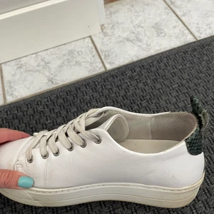 Skor - Jätte fina sneakers från samsoe samsoe, köpta för ca 1 år sen för 1700kr 