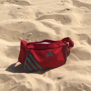 Adidas väska - Sötaste adidas väskan! Har tyvärr en liten fläck (se bild 2), men det är inget som direkt syns. Perfekt nu till sommaren!❤️