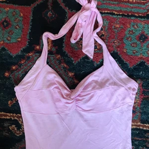 Halterneck-topp - Gullig ljusrosa halterneck, perfekt t sommar!👌 Storlek xs men stretchig. Säljer för 60kr + 24kr frakt. Lägg gärna ett bud!🤗