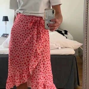 Hjärtkjol - Säljer min hjärtkjol ifrån boohoo då den inte kommer till användning❤️💕