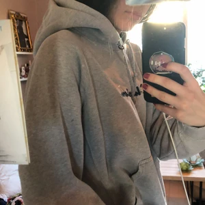 Champion hoodie - Säljer den här fina champion hoodien som är köpt second hand, använd fåtal gånger. Fraktar och möts