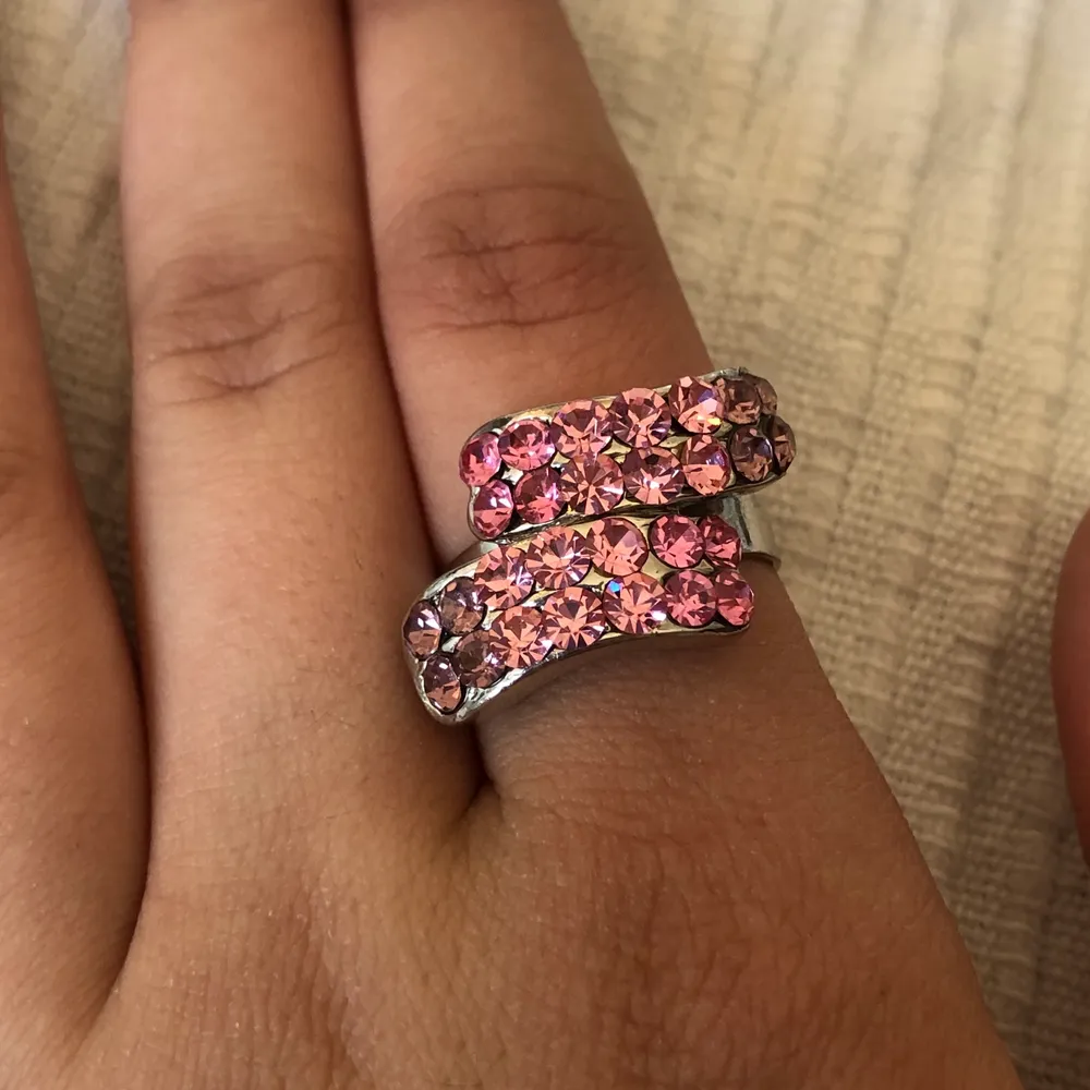 Jättegullig ring med rosa stenar! Tyvärr har en lossnat :(. Nickelfri och reglerbar! 10kr || Du som köpare står för frakten på 12 kr. Accessoarer.