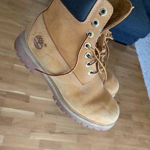 Timberland 6” - Ett par Timberlands som är köpta för 2-3 år sen och är använda. Dock i fin kondition och går att rengöra.  Storlek 41  Pm vid mer info (finns i Stockholm)