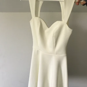 Vit klänning 👗  - Snygg klänning från Nellys egna märke Använd 1 gång, passar bra till skolavslutning/student eller en härlig sommardag ☀️☀️👗 Storlek XS Pris kan alltid diskuteras och tveka inte att kontakta mig om ni har frågor 