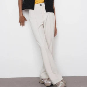 Kostymbyxor  - Säljer mina beige kostymbyxor pågrund av att det är för långa för mig,  prislappen finns kvar😊 kan fraktas om det önskas för 30kr extra☺️  hör gärna av er om ni undrar något mer.💕