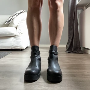 Svarta boots - Svarta boots med guldkedja på sidan. De är helt oanvända så i nyskick. 🦋🦋