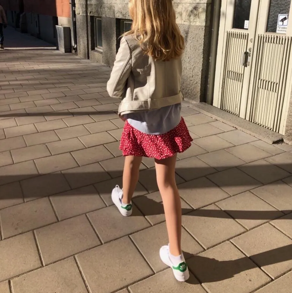 Säljer min superfina röda blommiga kjol från ZARA❤️ Den har en fin volang och ett band runt midjan. Den har även inbyggda shorts under! Strl. XS. Kjolar.