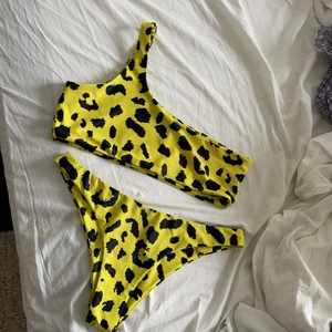 Bikini från SHEIN storlek L  - Bikini från SHEIN i storlek L men skulle mer säga en M. Lite noppig på baksidan men inget som syns. 