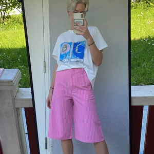 Rosa-randiga Shorts - Supersnygga randiga rosa som är väldigt sköna. Aldrig använda och prislapp är kvar! Frakt tillkommer 💕