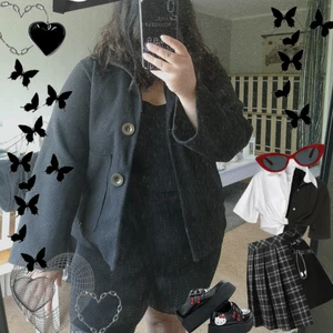 Svart knapp jacka  - En oldstyle svart knapp jacka i bra skick. Stl L/XL. 